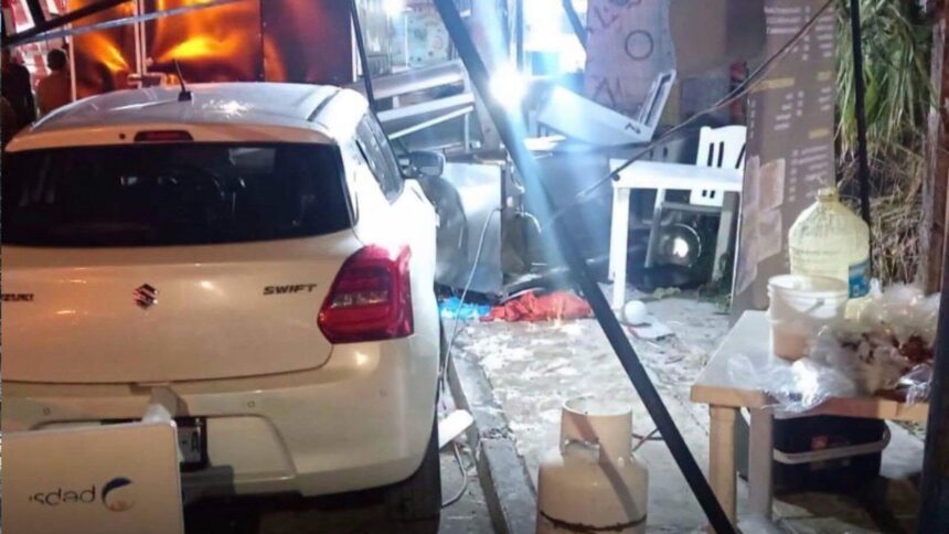 Auto choca contra puesto de tacos Tacos La Vaquita y deja seis heridos