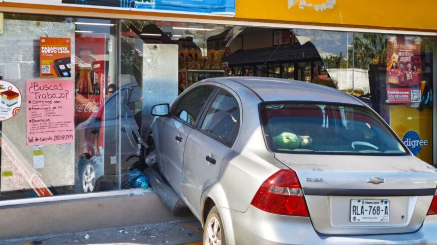 Auto se estrella contra OXXO en Carretera Nacional en la zona de El Álamo, en Santiago, Nuevo León.