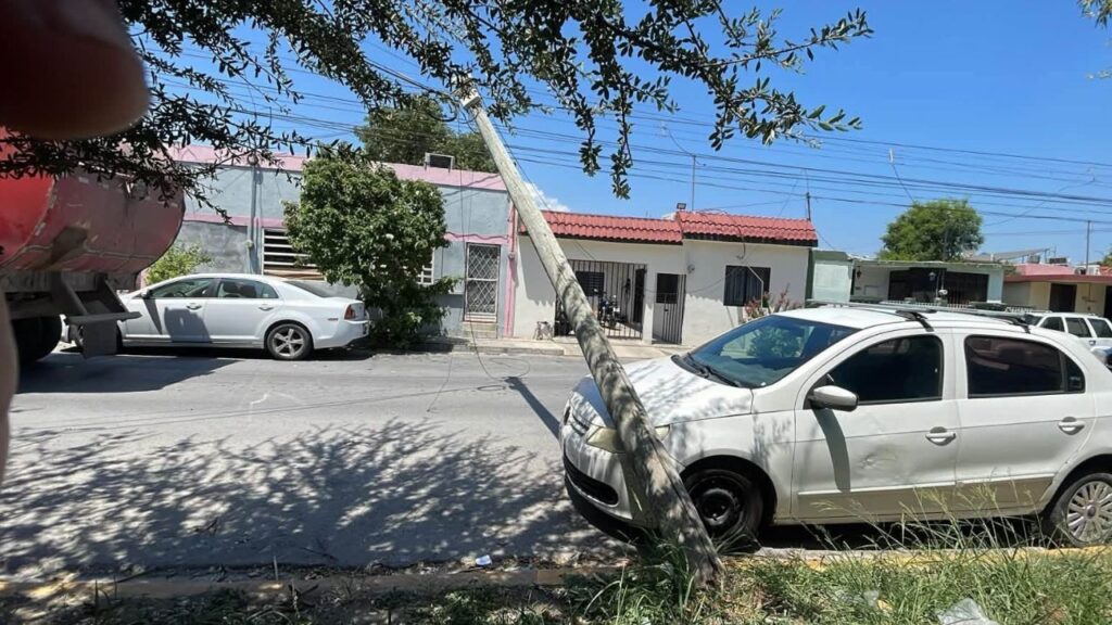 Camión de basura derriba poste y cableado en colonia Hidalgo en Monterrey