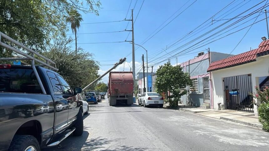 Camión de basura derriba poste y cableado en colonia Hidalgo en Monterrey