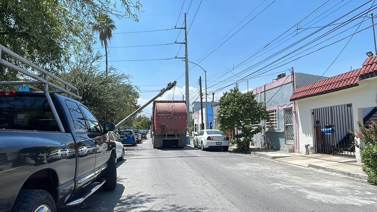 Camión de basura derriba poste y cableado en colonia Hidalgo en Monterrey