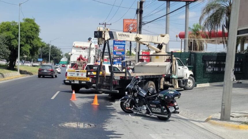 Camión sufre falla mecánica y derrama diésel sobre Garza Sada