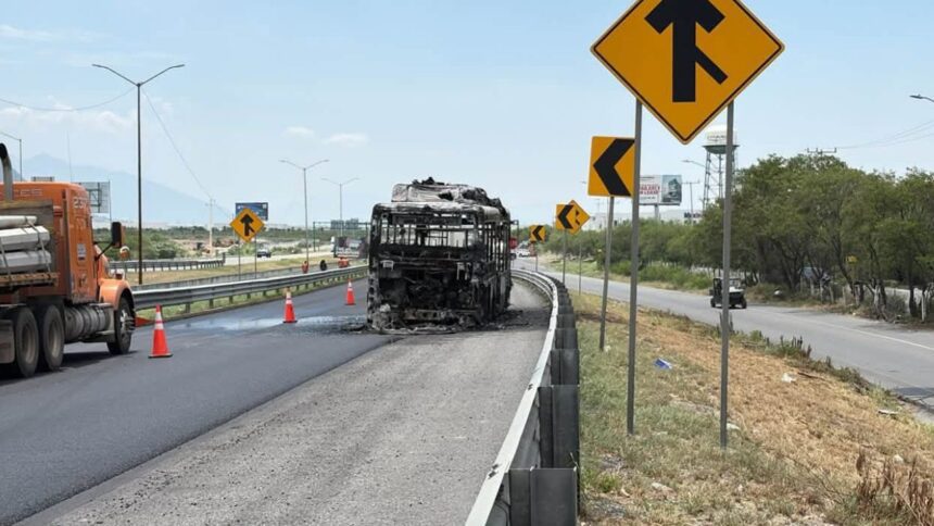 Camión de transporte se incendia en Escobedo; no hay heridos