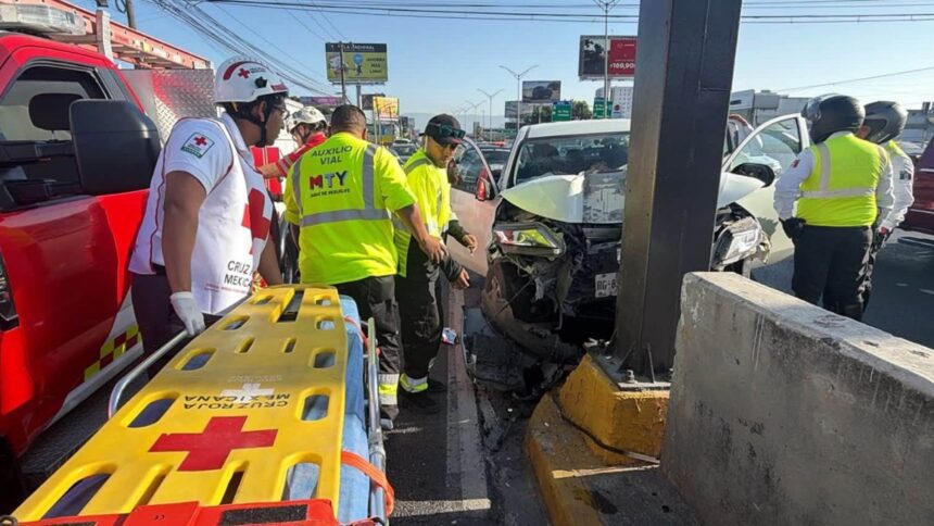 Camioneta choca contra muro en Gonzalitos; hay un herido