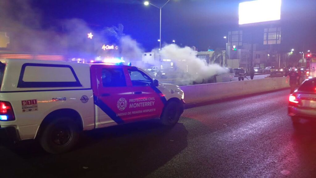 Camioneta se incendia sobre Paseo de los Leones en Monterrey