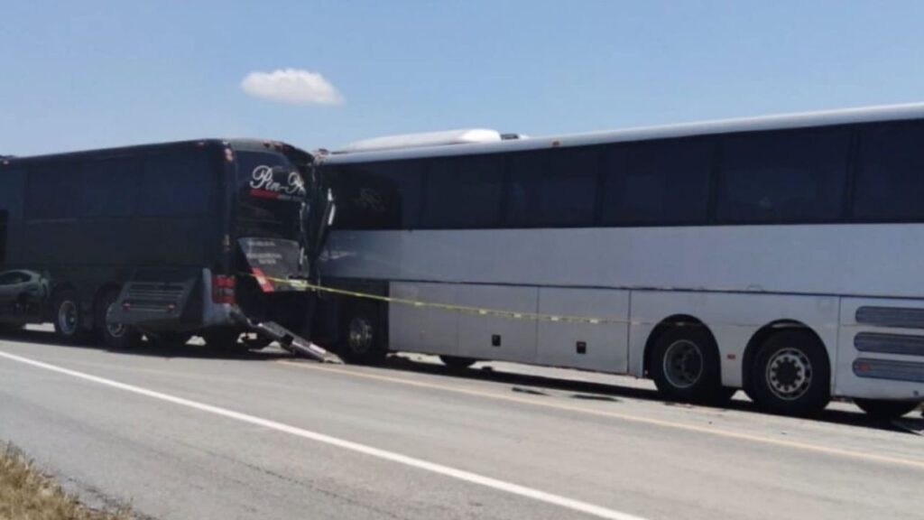 Choque entre autobuses y tráiler deja un chofer sin vida en Anáhuac