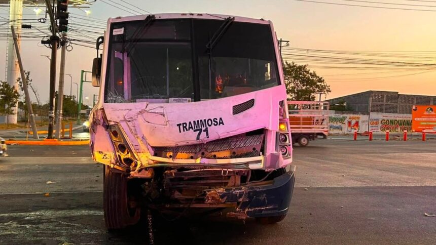 Choque de camiones en Guadalupe deja 17 pasajeros atendidos