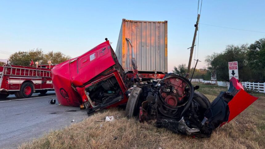 Choque de dos tráileres deja un lesionado en la Carretera Nacional en Montemorelos