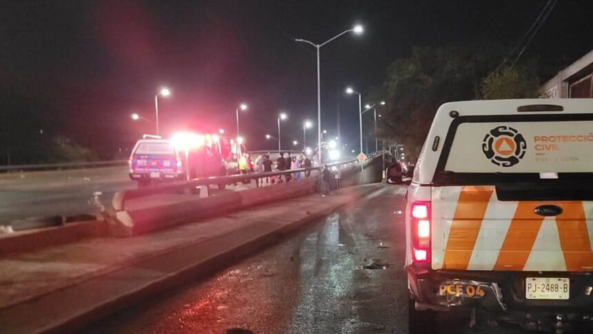 Choque entre motocicleta y auto deja dos lesionados sobre la avenida Raúl Rangel Frías y avenida Aztlán en Monterrey