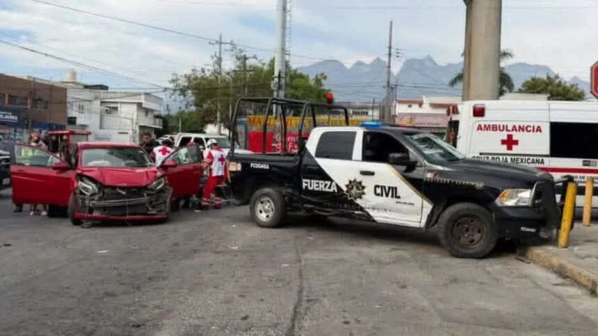 Choque entre patrulla de Fuerza Civil y auto deja dos mujeres heridas en la colonia Unidad Modelo en Monterrey