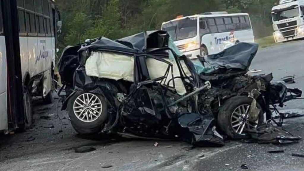 Choque en Pesquería entre auto y camión de transporte de personal deja 3 muertos