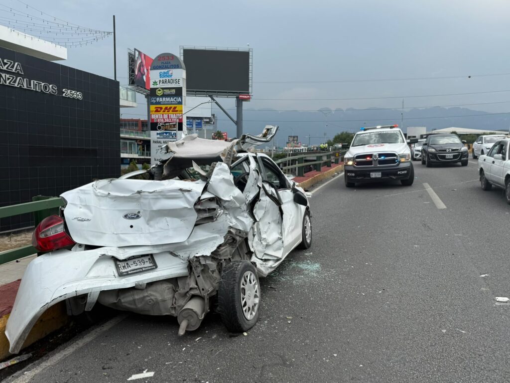 Conductor queda atrapado tras aparatoso choque entre tres vehículos en el cruce de las avenidas Gonzalitos y Ruiz Cortines en Monterrey