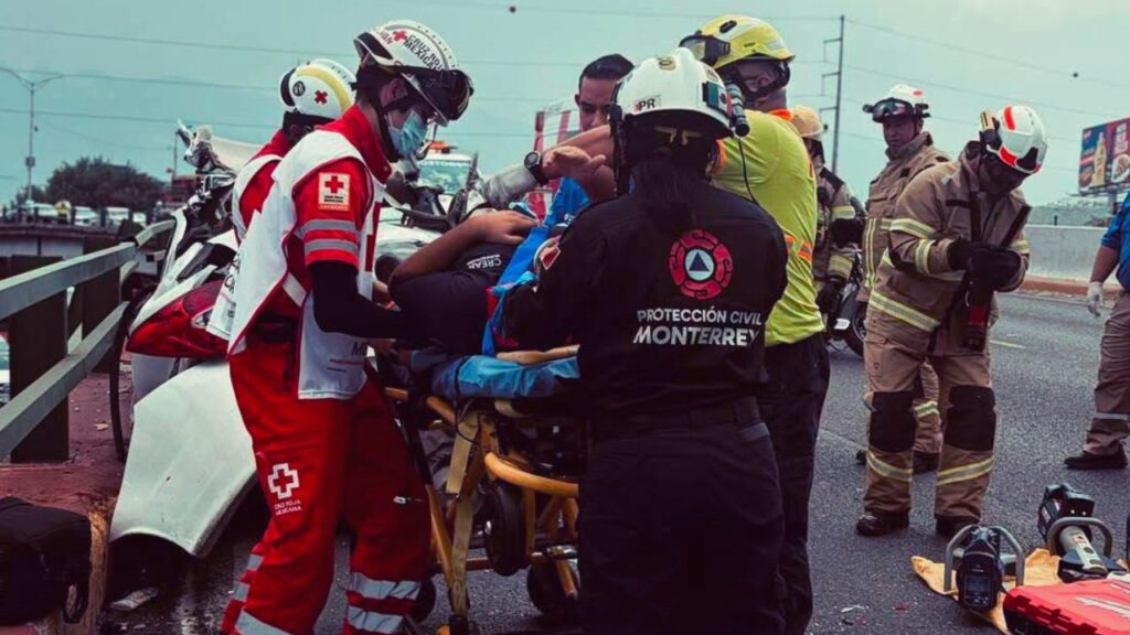 Conductor queda atrapado tras aparatoso choque entre tres vehículos en el cruce de las avenidas Gonzalitos y Ruiz Cortines en Monterrey