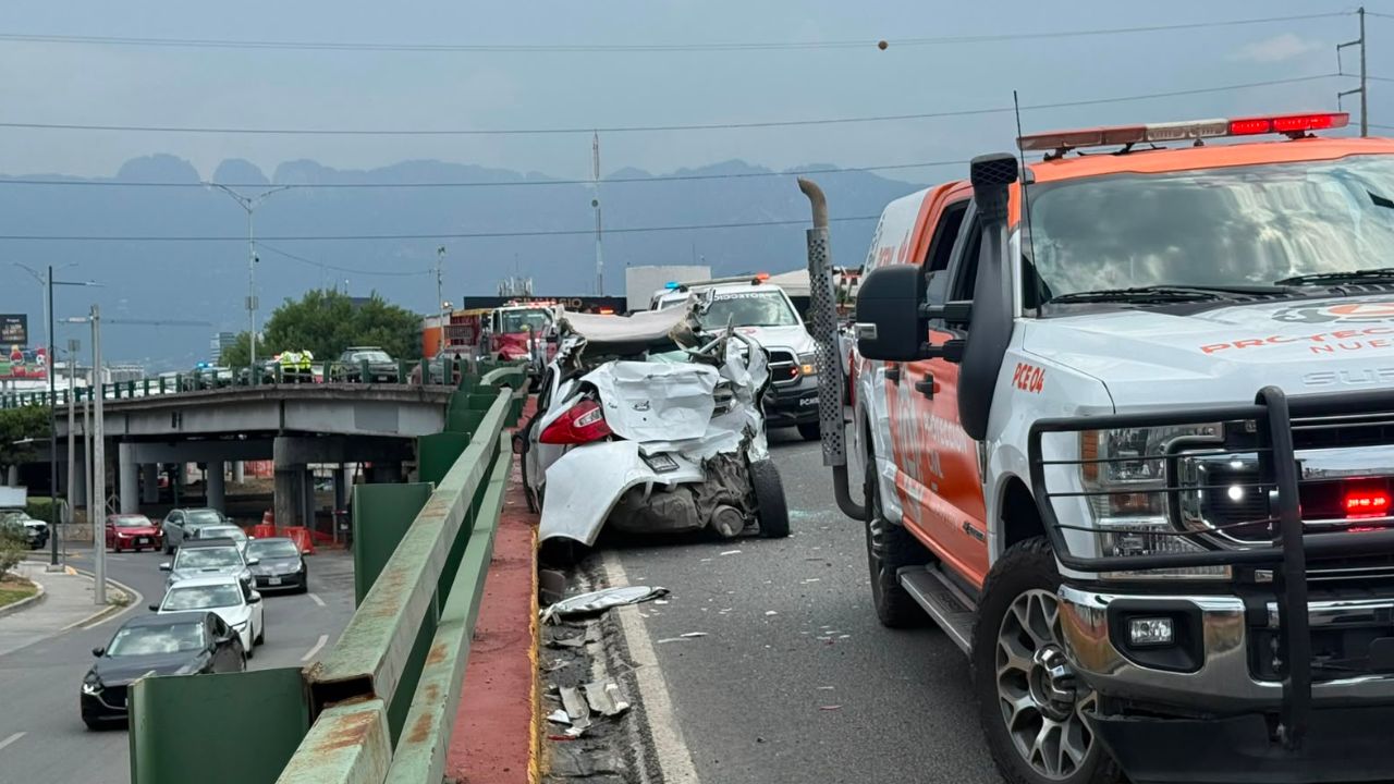 Conductor queda atrapado tras aparatoso choque entre tres vehículos en el cruce de las avenidas Gonzalitos y Ruiz Cortines en Monterrey