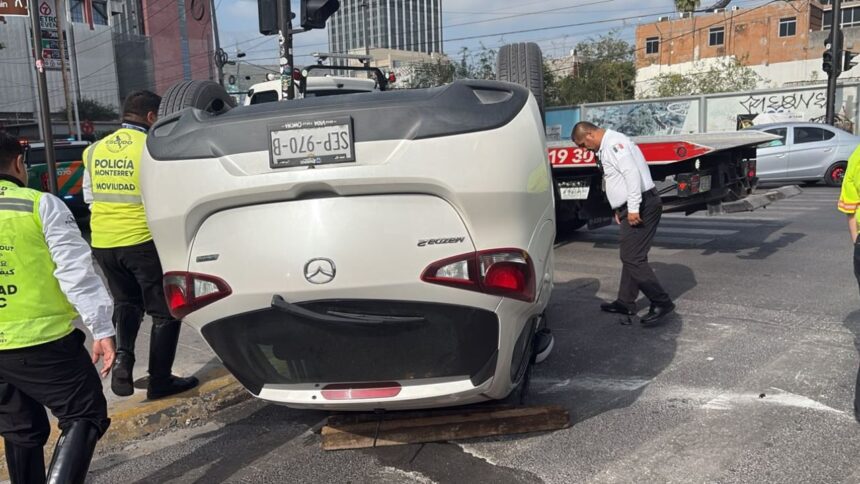 Volcadura tras choque entre dos autos en el Centro de Monterrey deja un lesionado