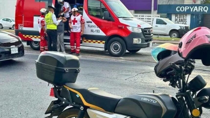 Embarazada resulta lesionada tras derrape de motocicleta en Monterrey