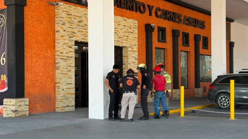 Evacúan a 150 personas por incendio en restaurante El Gran Pastor Garza Sada en Monterrey