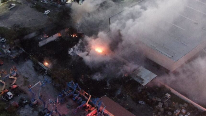 Incendio consume tarimera en Huinalá, Apodaca