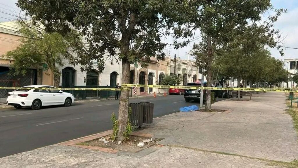 Asesinan a hombre a cuchilladas en la Plaza del Chorro en Monterrey