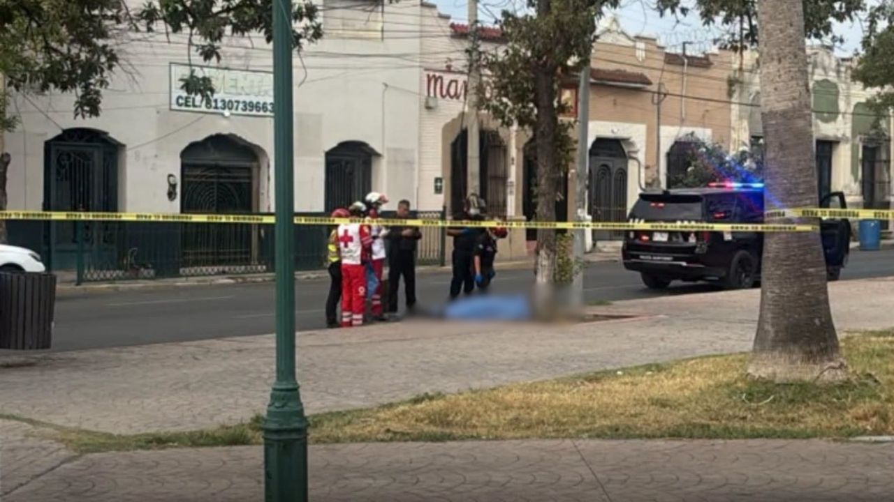 Asesinan a hombre a cuchilladas en la Plaza del Chorro en Monterrey