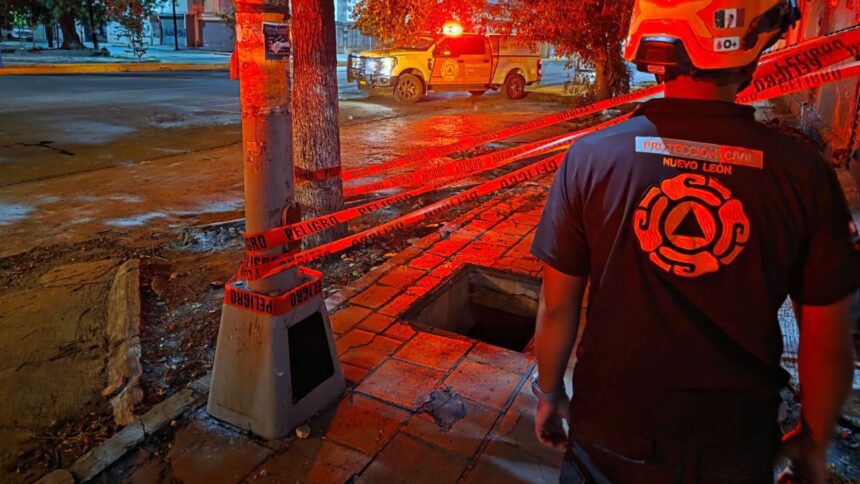 Hombre cae a registro sin tapa y resulta lesionado en el Centro de Monterrey