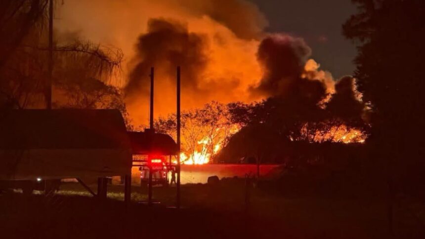 Incendio en basurero de Monterrey moviliza a bomberos en la colonia Venustiano Carranza
