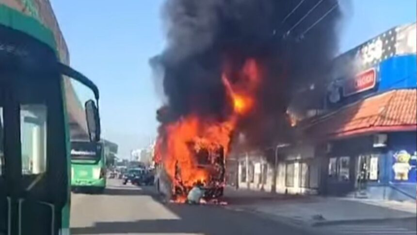 Se incendia camión de Ruta 221 en el cruce de avenida Universidad y Bernardo Reyes en San Nicolás de los Garza