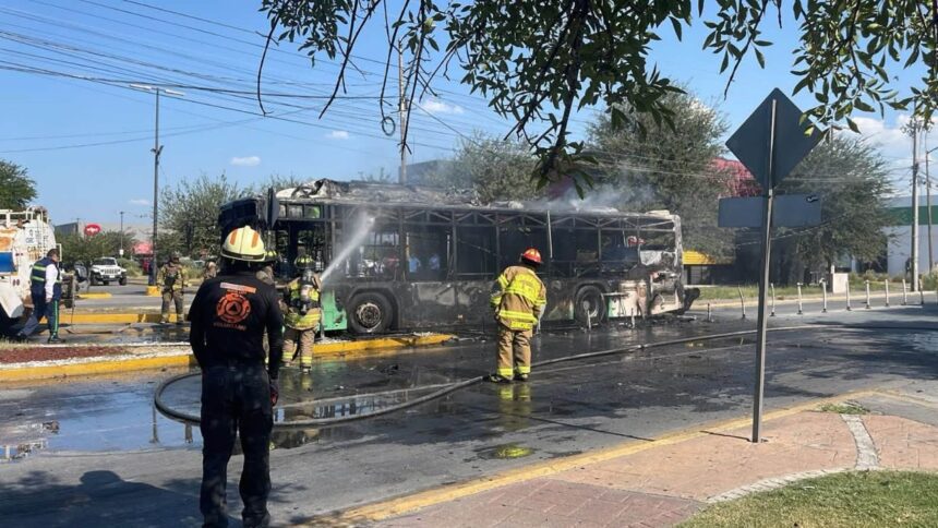Se incendia camión Ruta 1 Transmetro en San Nicolás