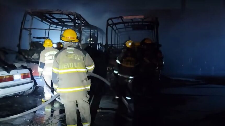 Incendio consume tres vehículos en pensión de Escobedo