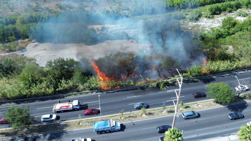 Fuerte incendio en el río Santa Catarina frente al Parque España en Monterrey