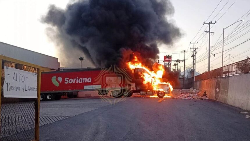 Se incendia tráiler en estacionamiento de Soriana en Escobedo