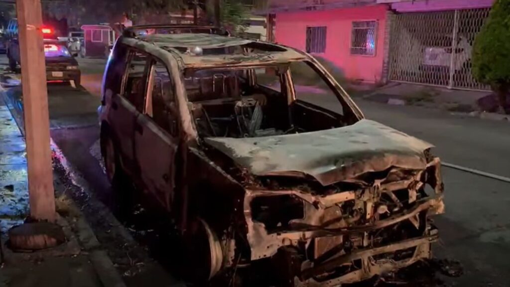 Incendio consume vehículo durante la madrugada en Monterrey