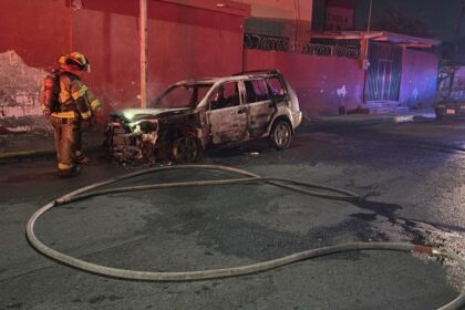 Incendio consume vehículo durante la madrugada en Monterrey