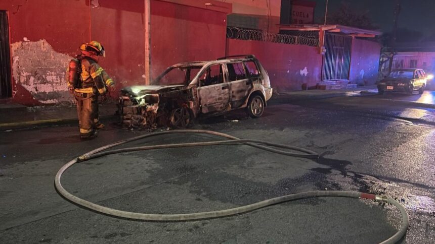 Incendio consume vehículo durante la madrugada en Monterrey