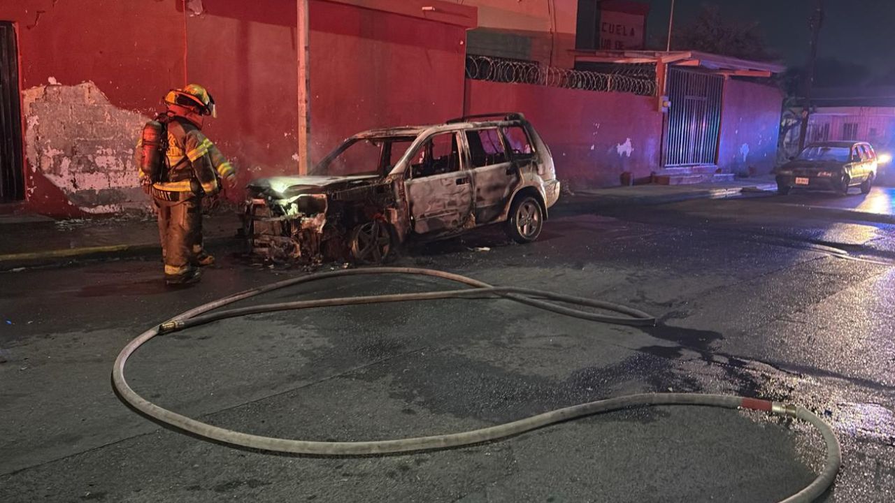 Incendio consume vehículo durante la madrugada en Monterrey