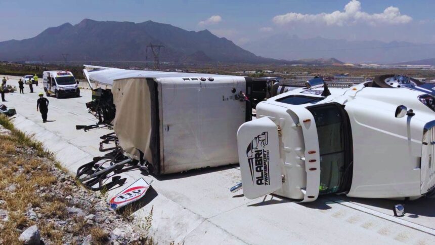 Intentan asaltar un tráiler y termina volcado sobre la Autopista Saltillo-Monterrey en Santa Catarina