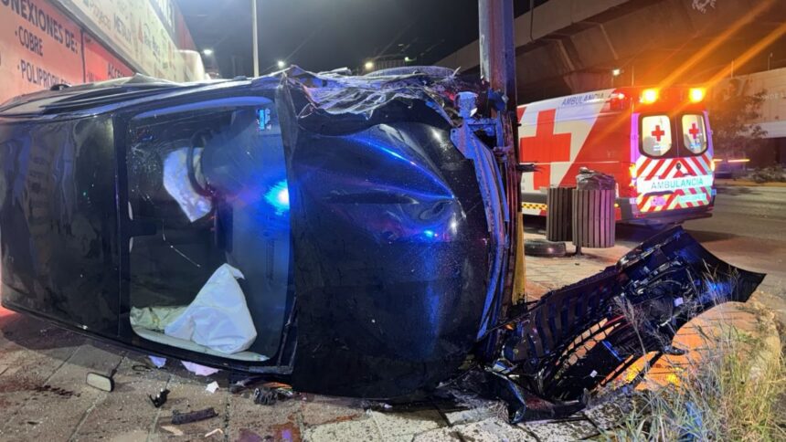 Joven de 19 años vuelca en avenida Colón de Monterrey