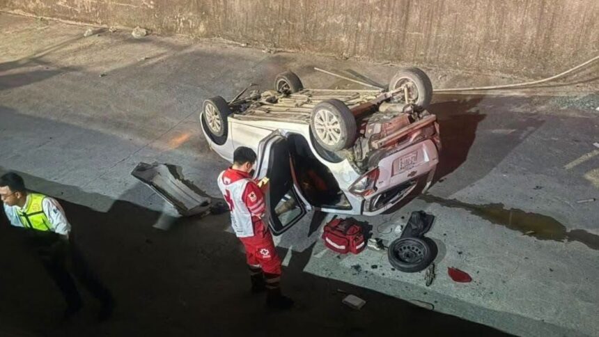 Muere conductor tras volcar y caer a canalón en la colonia Praderas de San Francisco 2 en Escobedo