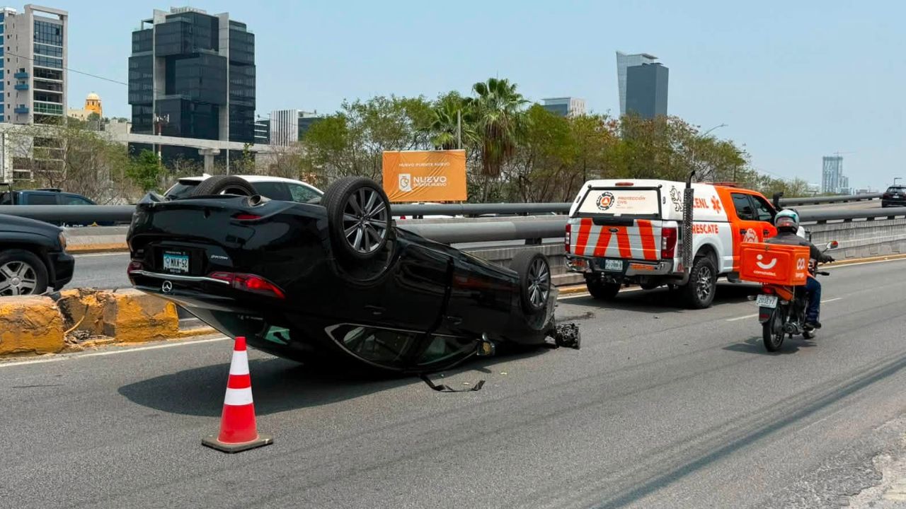 Mujer resulta lesionada tras aparatosa volcadura en Morones Prieto, Monterrey
