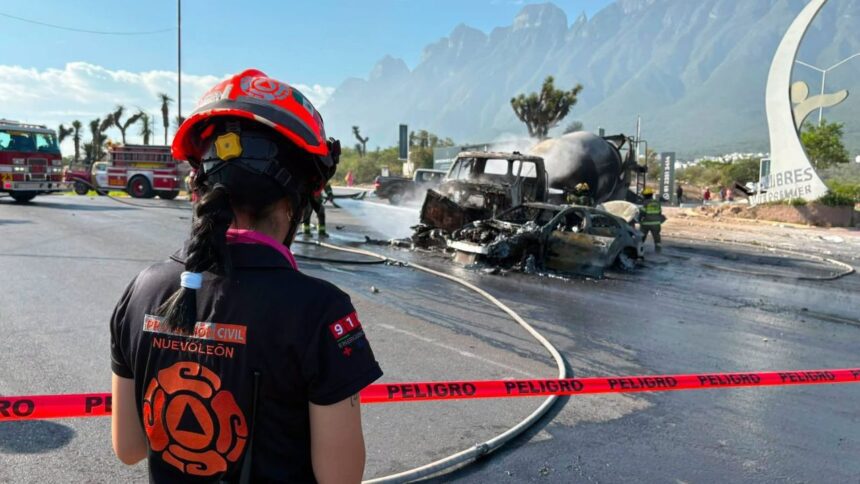 Mujer muere calcinada tras choque entre auto y revolvedora en avenida Leones