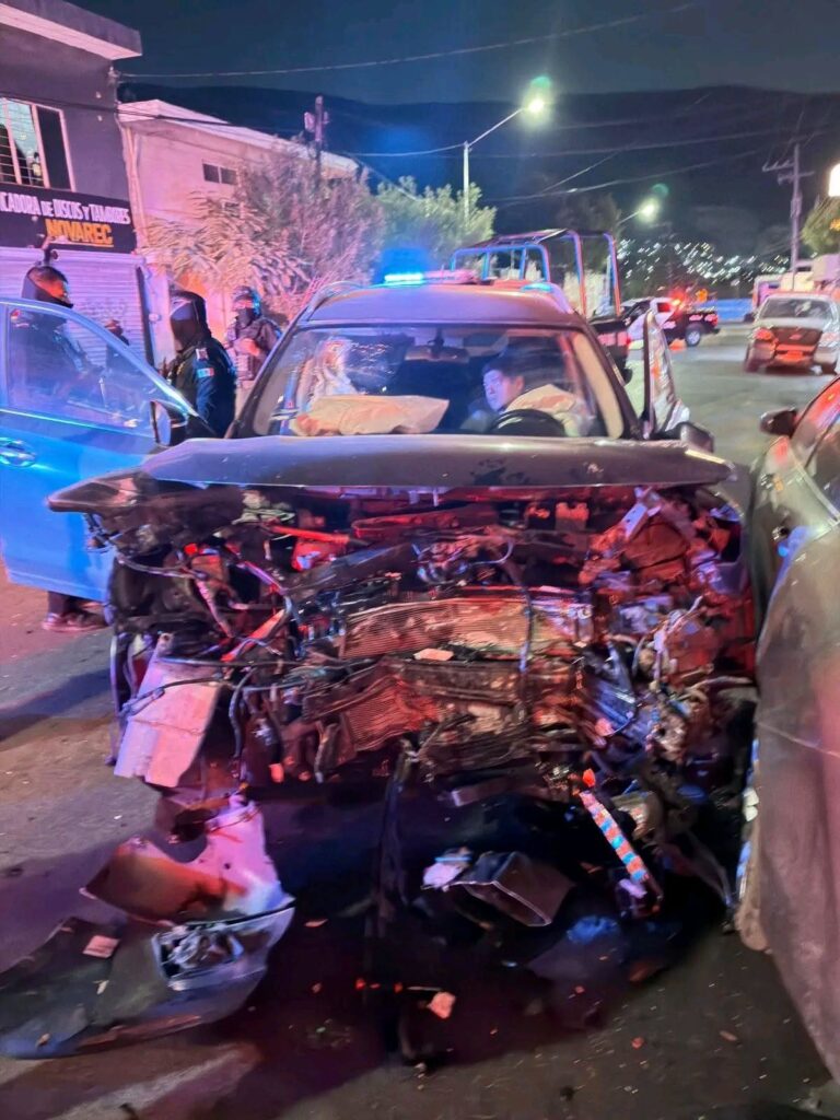 Persecución termina en choque y deja seis lesionados en la avenida Bartolomé Mitre y la calle Eros, en la colonia San Martín en Monterrey