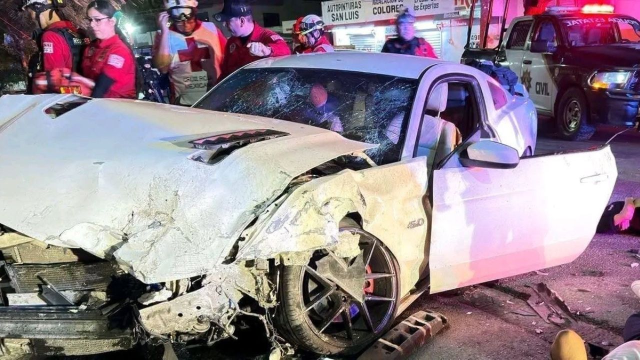 Persecución termina en choque y deja seis lesionados en la avenida Bartolomé Mitre y la calle Eros, en la colonia San Martín en Monterrey