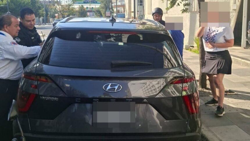 Policías de Monterrey rescatan a bebé atrapado en camioneta