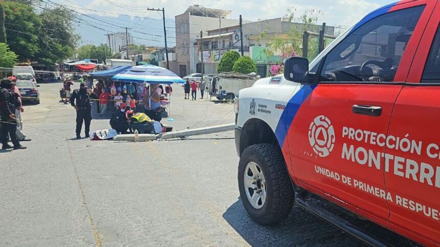 Poste de concreto cae sobre hombre y lo deja herido en Monterrey
