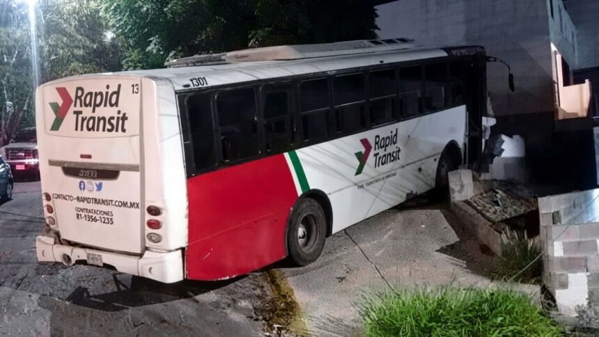 Roban camión de transporte de personal y chocan contra casas en Santa Catarina