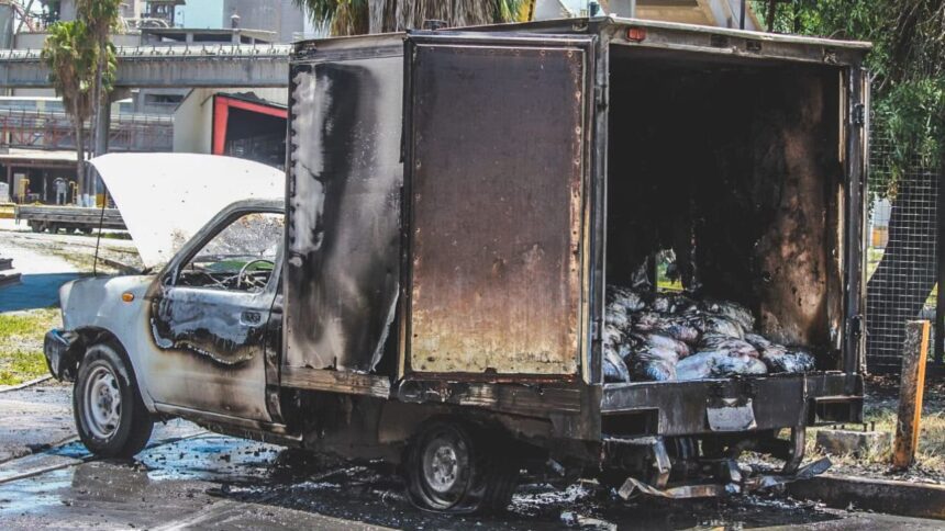 Se incendia camioneta tras falla mecánica en Monterrey