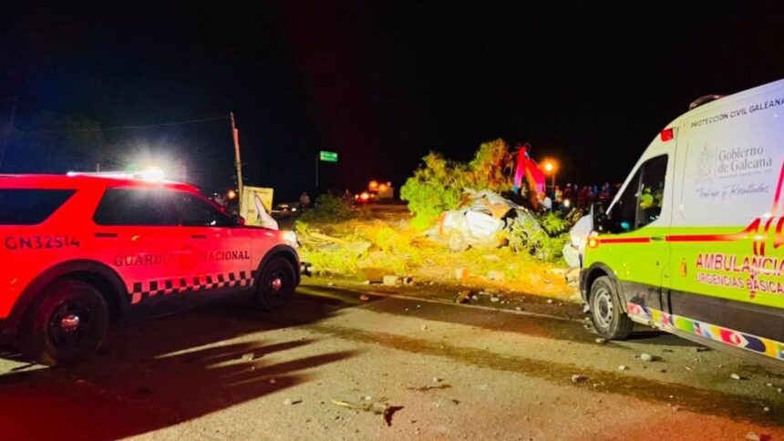 Tráiler choca auto y puesto de comida; Dos personas fallecen en Galeana
