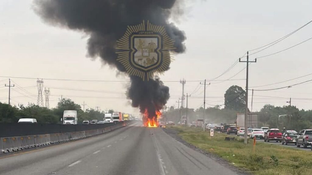 tráiler se incendió en el Libramiento Noroeste de Escobedo