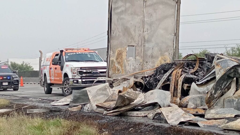 tráiler se incendió en el Libramiento Noroeste de Escobedo