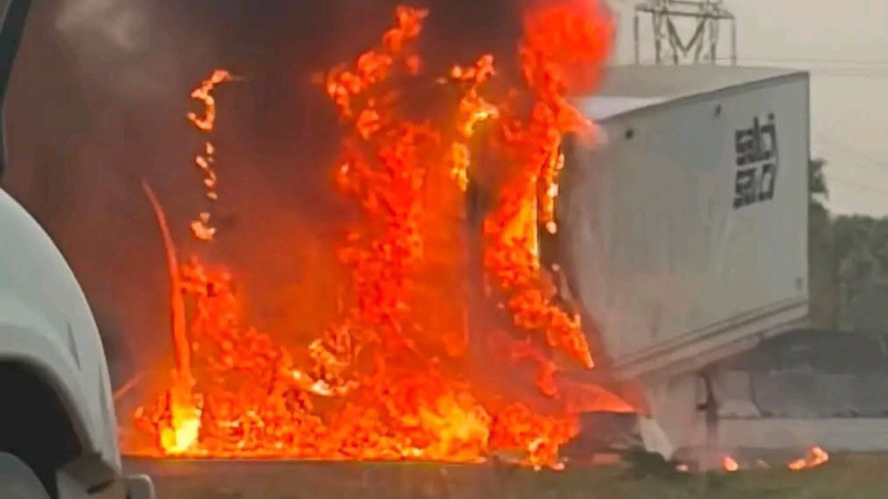 tráiler se incendió en el Libramiento Noroeste de Escobedo